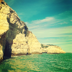 Photographie d'une falaise blanche vue de l'océan.