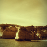 Photographie de falaise blanches et dorées bordées par l'océan atlantique.