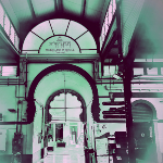 Photographie de l'intérieur d'un marché en fer forgé et en pierre.