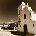 Photographie de la façade d'une église traditionnelle dans le village de Querença.