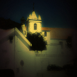 Photographie du clocher de l'église du village de Alte au Portugal.