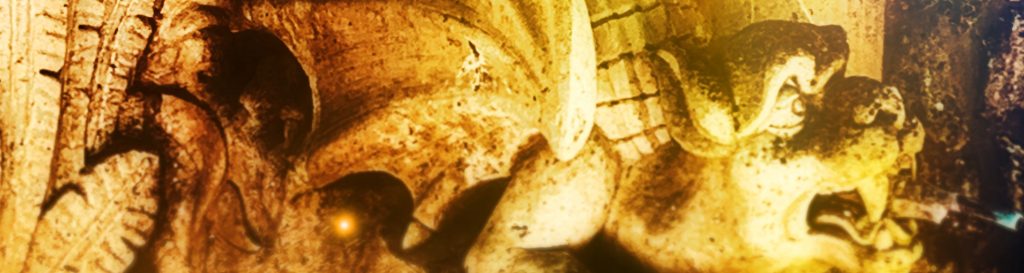 Photographie d'une statue en pierre beige et ocre représentant une chimère crachant du feu.