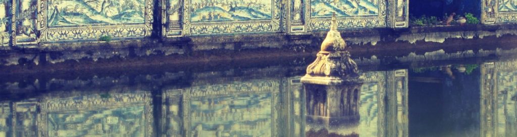 Photographie d'un bassin du palais de Fronteira à Lisbonne au Portugal bordé de carreaux de faïence bleus.