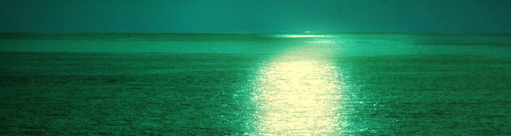 Photographie d'un couché de soleil sur l'océan atlantique.