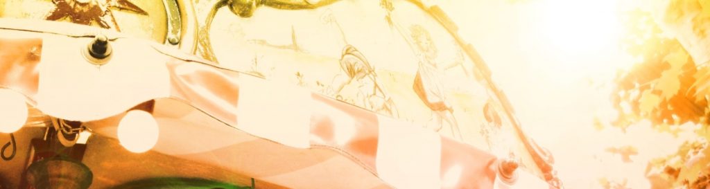 Photographie d'un carrousel ancien avec des chevaux de bois animés.