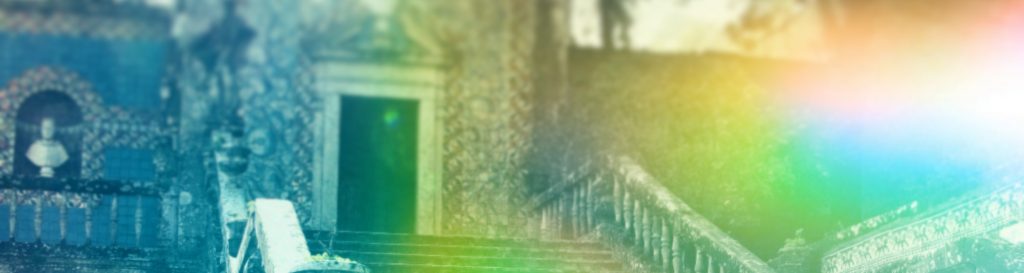 Photographie d'un porche surplombant un escalier baignée d'une lumière céleste bleue intense.