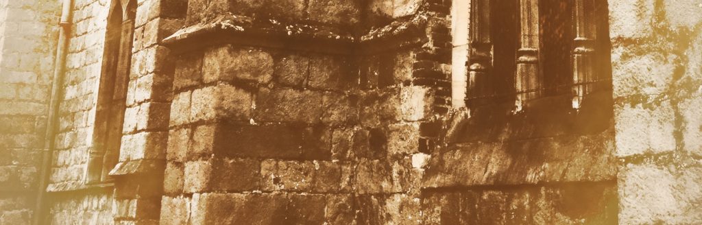 Photographie des détails architecturaux d'une église.