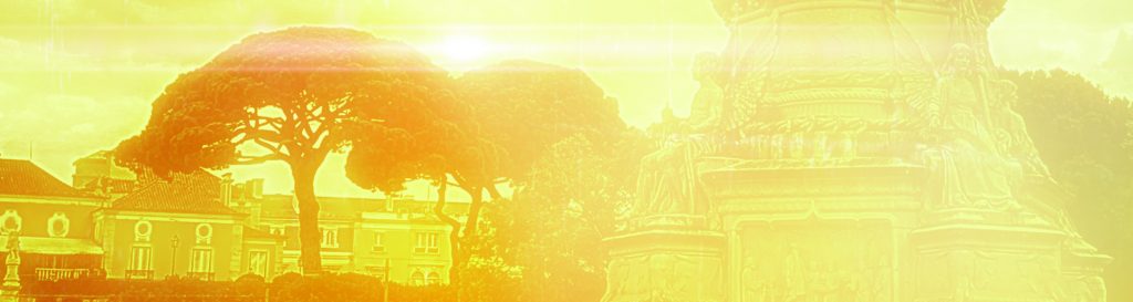 Photographie d'une statue au centre de Lisbonne baignée d'une lueur magique.