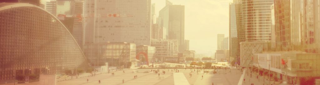 Photographie du parvis de la Défense un matin d'automne.