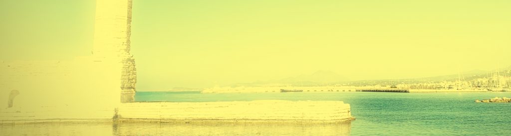 Photographie du phare situé sur les côtes du village de Rethymnon en Crète, mer et ciel bleu turquoise.