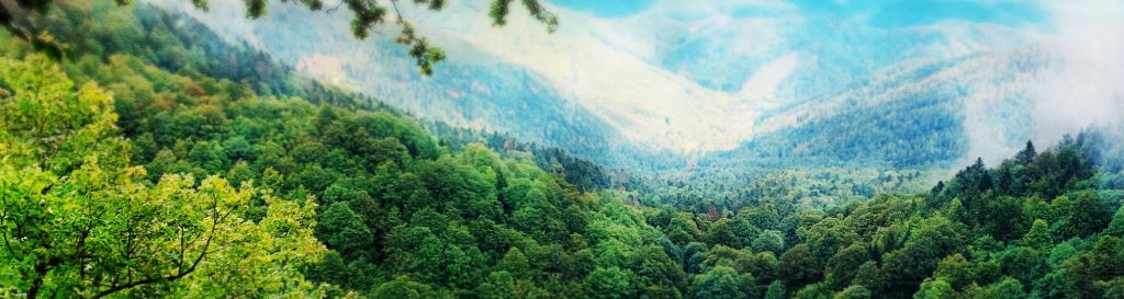 Photographie du col des perches avec vue en contre bas du lac glaciaire.