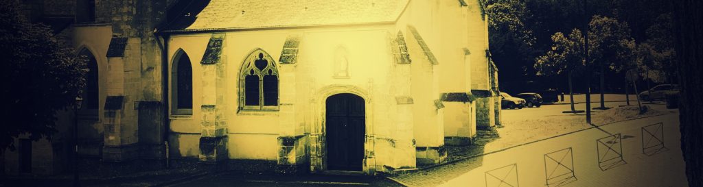 Photographie d'une église évangélique aperçue au détour d'un chemin.