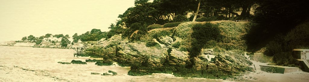 Photographie d'une plage à Pornic cachée dans une crique à l'abris des regards indiscrets.