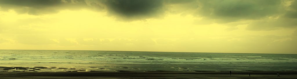 Photographie de la plage à marée basse à Fort Mahon à la levée du jour.