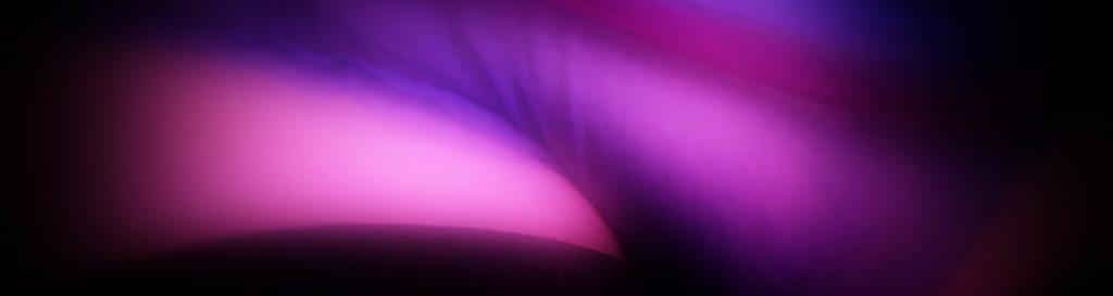 Photographie de Sarah portant une culotte en tulle transparent bleu et rose.