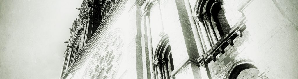Photographie de la façade de la cathédrale de Chartres, haute et majestueuse.