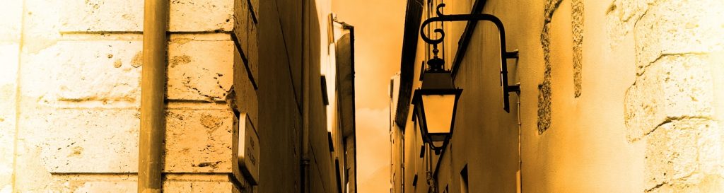 Photographie de la rue d'Alger à Chartres, étroite et authentique.