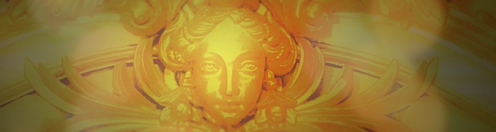 Photographie de la tête de lit en bois doré de Madame de Maintenon.