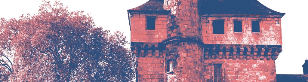 Photographie du mystérieux donjon carré du château de Maintenon.