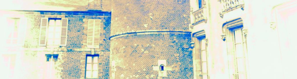 Photographie de la tour ronde en brique rouge du château de maintenon.