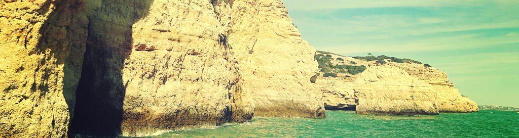 Photographie d'une falaise blanche vue de l'océan.