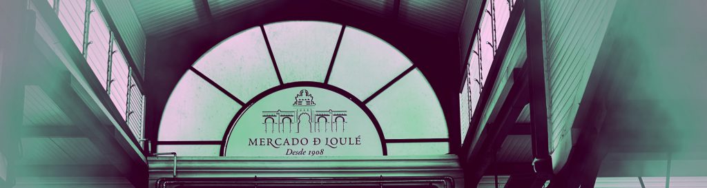 Photographie de l'intérieur d'un marché en fer forgé et en pierre.