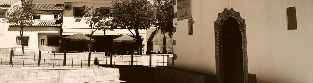 Photographie de la façade d'une église traditionnelle dans le village de Querença.