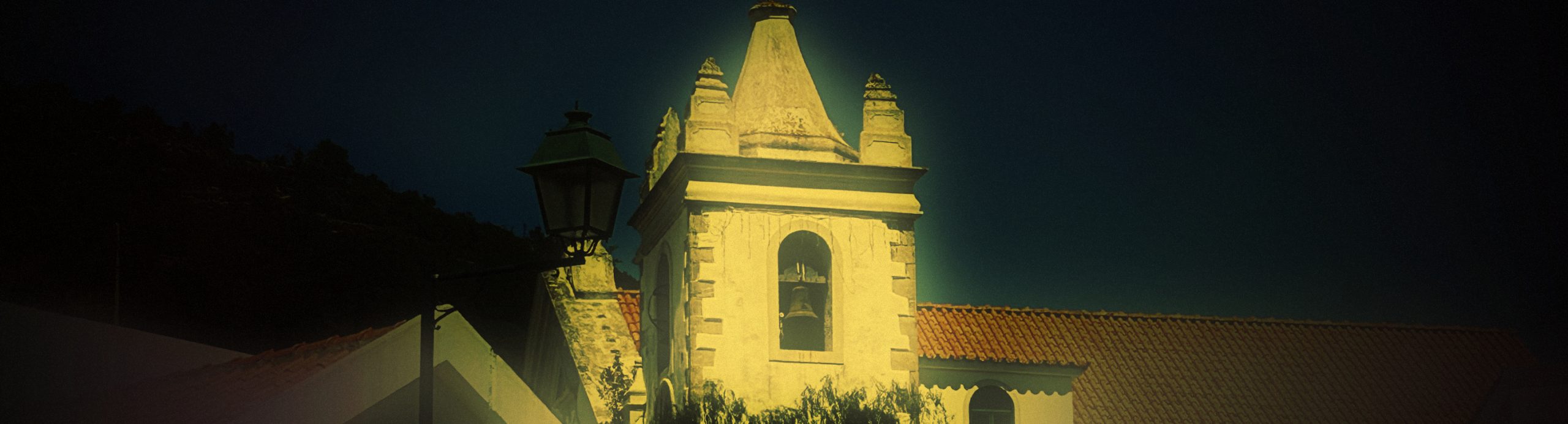 Photographie du clocher de l'église du village de Alte au Portugal.