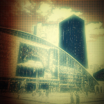 Photographie de la façade en verre en forme de demi-lune du CNIT de la Défense. 