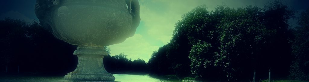 Vue pittoresque sur le lac du château de Rambouillet, entouré de sa forêt majestueuse, avec un vase ancien élégamment placé au premier plan.