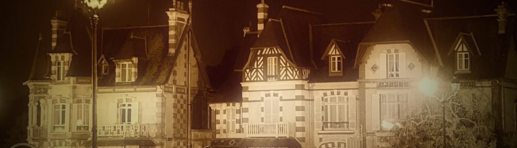 Vue nocturne du Grand Hôtel de Cabourg, illuminé sous un ciel étoilé, évoquant charme et élégance estivale.