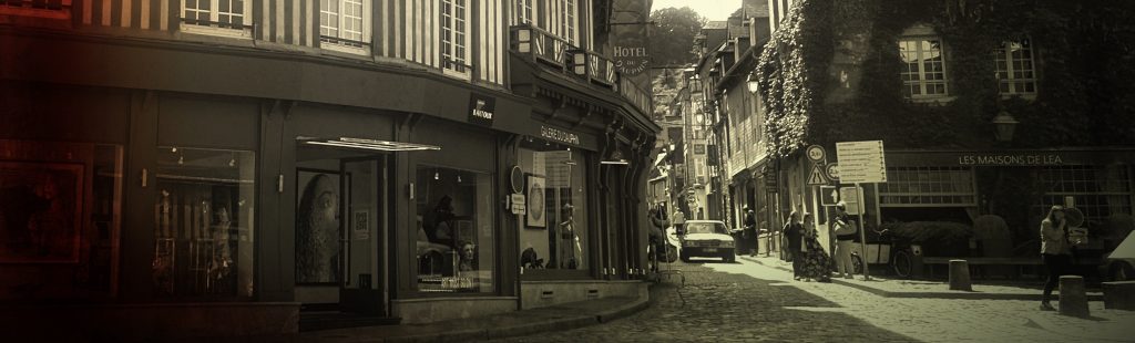 la magie des rues pittoresques de Honfleur, avec leurs maisons à colombages colorées, leurs boutiques d'artisans et leur atmosphère charmante et historique