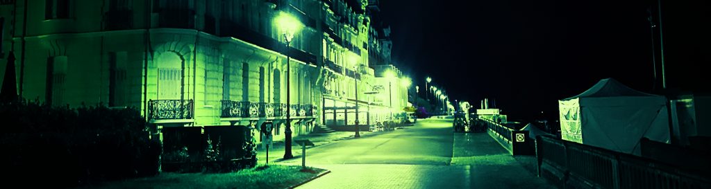 Photographie représentant la promenade de Cabourg une nuit d'été