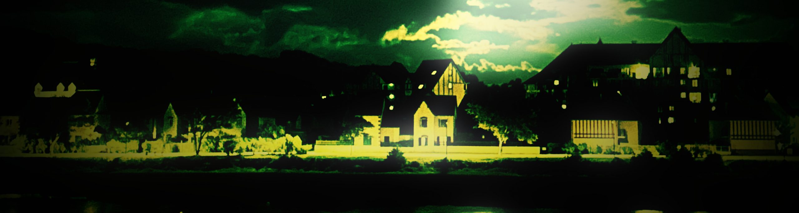 Photographie représentant un paysage une nuit d'été de plein lune