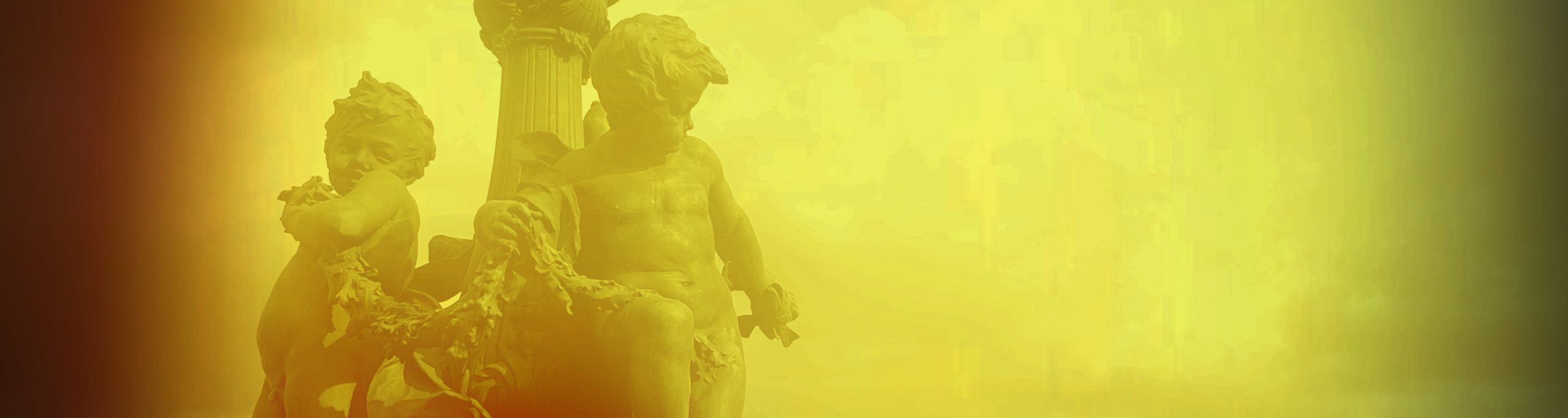 Photographie d'un lampadaire avec des chérubins sur le pont Alexandre 3 à Paris.