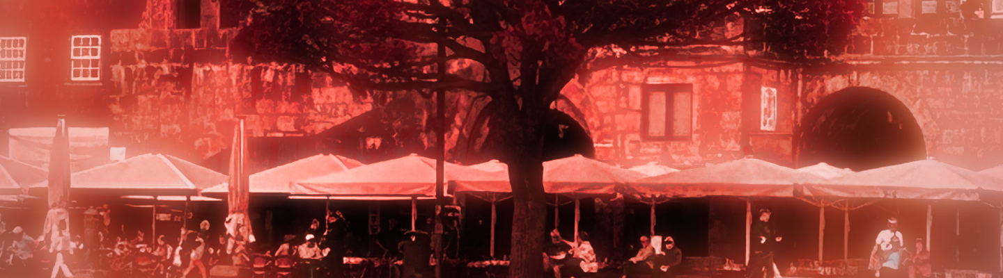 Photographie d'une vue du quai de Porto situé le long des rives du Douro. Les cafés, la foule, la maisons traditionnelles anciennes.