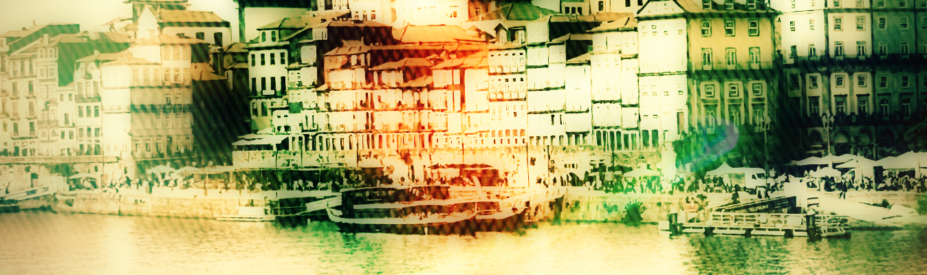 Photographie de la ville de porto vue depuis un bateau voguant sur le Douro.