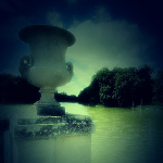 Vue pittoresque sur le lac du château de Rambouillet, entouré de sa forêt majestueuse, avec un vase ancien élégamment placé au premier plan.
