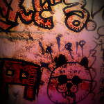 Photographie d'un graffiti japonais réalisé sur le mur d'un restaurant