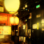 Photographie d'une restaurant traditionnel japonais. Les lampes en papier, les murs bruts, les affiches collées