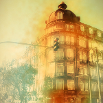 Photographie d'un à Porto d'un immeuble ancien à l'angle d'une rue.