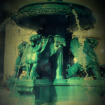 Photographie d'une fontaine à Porto. La fontaine est ornée de griffons bleus crachant de l'eau.
