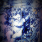 Photographie d'un panneau en carreau de faïence bleu et blanc. Ces azulejos représentent un ange regardant vers la terre.