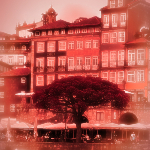 Photographie d'une vue du quai de Porto situé le long des rives du Douro. Les cafés, la foule, la maisons traditionnelles anciennes.