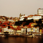 Photographie d'une vue de la ville de Porto. Le quai, les maisons traditionnelles hautes et étroites enchevêtrées.